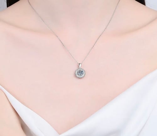 قلادة فضة متوج حجر الموزنايت