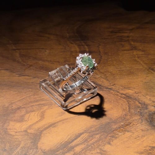 خاتم فضة متوج بالزمرد ومطعم بالزركون السويسري