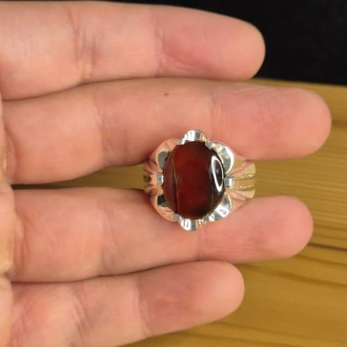 خاتم عقيق يماني احمر على كرزي على زجاجي بخط زعفران...