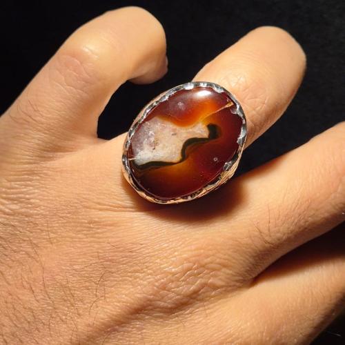 خاتم عقيق يماني بلطخه كرستارية على صياغة يدوية