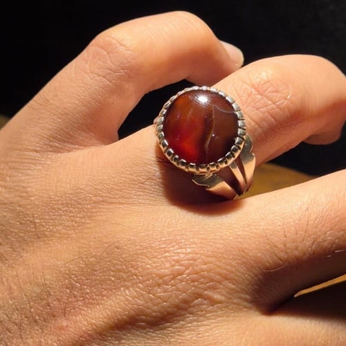 خاتم عقيق يماني قص دائري مميز على صياغه يدوية الفا...
