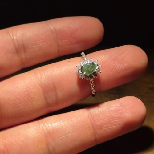 خاتم فضة متوج بالزمرد ومطعم بالزركون السويسري