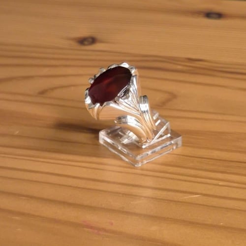 خاتم عقيق يماني احمر على كرزي على زجاجي صياغه حماد...