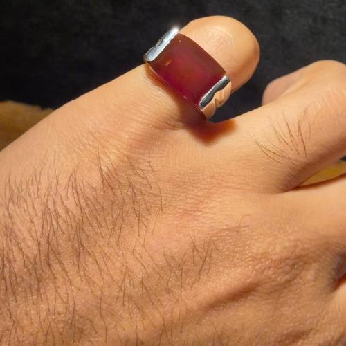 خاتم ملكي عقيق يماني قص مربع على صياغه الملكيةاليدوية