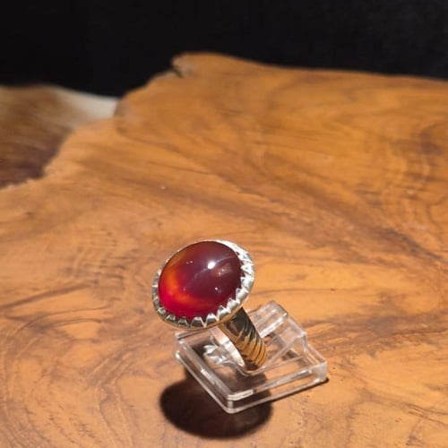 خاتم عقيق يماني قص دائري على صياغة ملكية شغل يدوي...