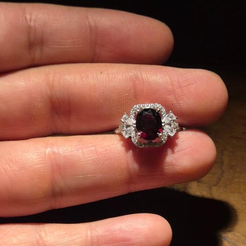 خاتم فضة متوج بحجر القارنيت ومطعم بازركون السويسري