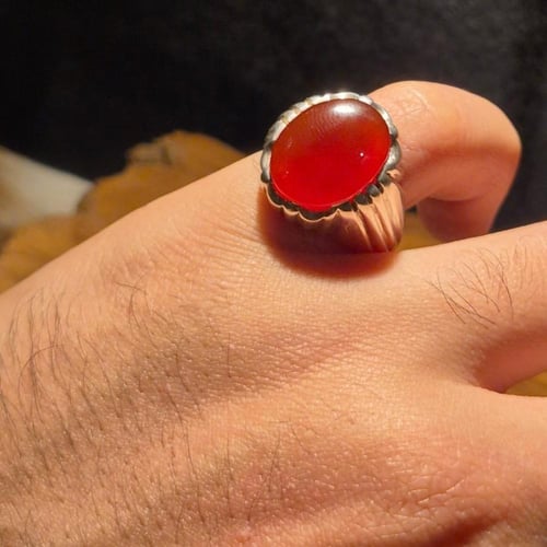 خاتم عقيق يماني رماني على صياغه فاخرة وفضة ثقيلة