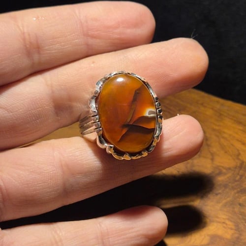 خاتم عقيق يماني زعفراني على صياغة يدوية فاخرة