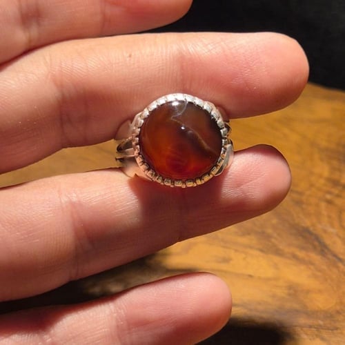 خاتم عقيق يماني قص دائري مميز على صياغه يدوية الفا...