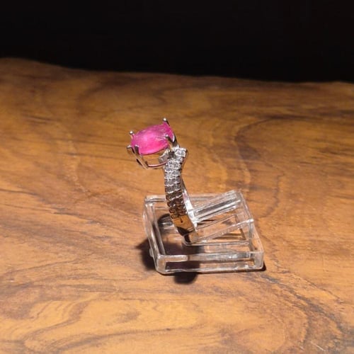 خاتم فضة متوج بحجر الياقوت ومطعم بازركون السويسري