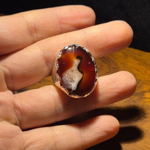 خاتم عقيق يماني بلطخه كرستارية على صياغة يدوية