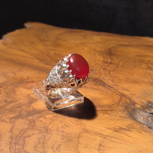 خاتم عقيق يماني على صياغه فاخرة مطعمة بحجار الزركو...