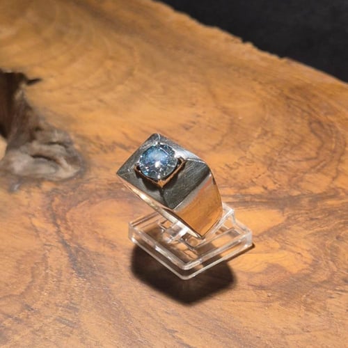 خاتم ملكي بحجر الموزنايت