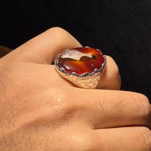 خاتم عقيق يماني بلطخه كرستارية على صياغة يدوية