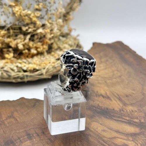 خاتم متوج بحجر العقيق اليماني الكرزي