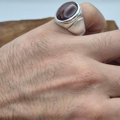 خاتم ملكي عقيق يماني مميز بعروق زعفرانية