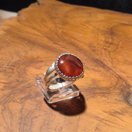 خاتم عقيق يماني قص دائري مميز على صياغه يدوية الفا...