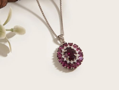 قلادة فضة متوج بحجر الرودونيت