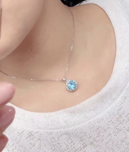 قلادة فضة متوج بحجرتوباز لندني