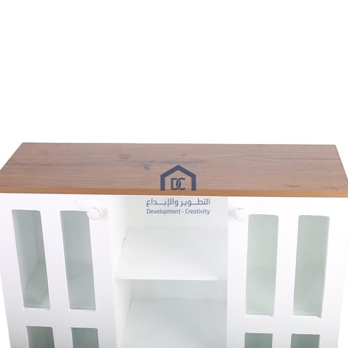 ركن قهوه لون ابيض وسطح لون بني مع بابين