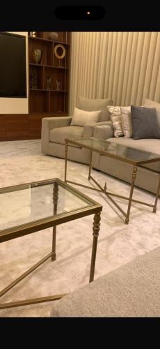 طاولة خدمة ذهبي طول 70 سم عرض 35 سم ارتفاع 55 سم