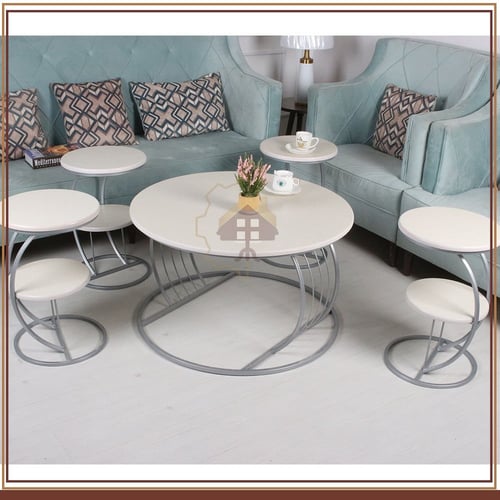 طقم طاولات لون فضي مع 4 طاولات صغيرة خدمة بسطح خشب...