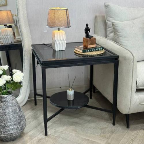 طاولة زاوية لون اسود دورين سطخ زجاج اسود 60طول×60ع...