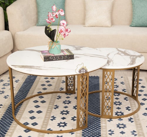 طقم طاوله حبتين مصنوعة من الحديد وسطح خشب شبيه الر...