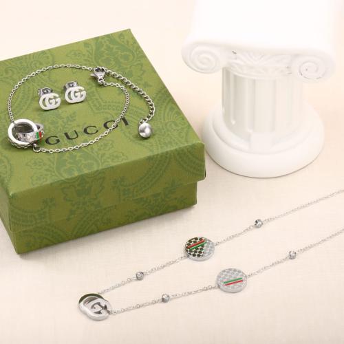 اكستسوارات قوتشي لون ذهبي مع سلسال مع حلق وأساوره...