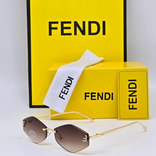 نظارات فندي مع الملحقات