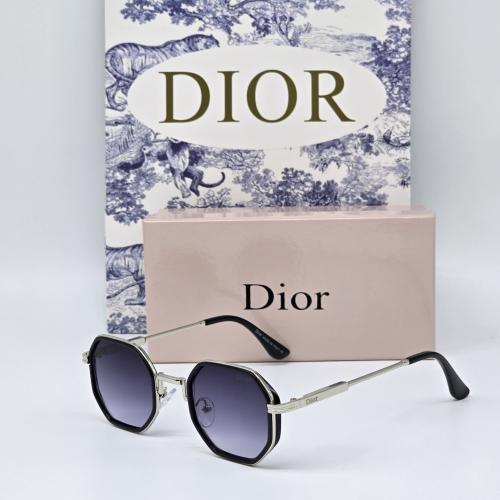 نظارات ديور مع ملحقات