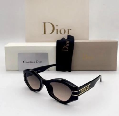 نظارات ديور مع الملحقات