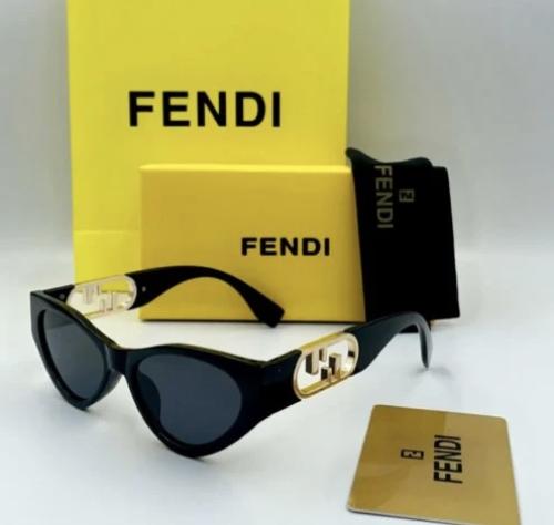 نظارات فندي مع الملحقات