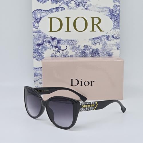 نظارات ديور مع الملحقات