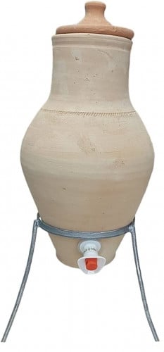جرة فخار مع قاعدة