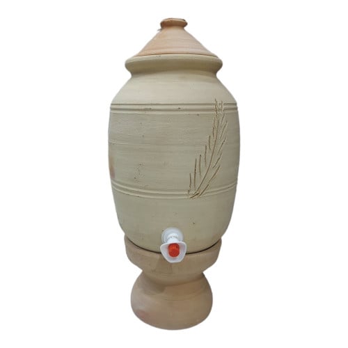 جرة فخار المدينة المنورة مع صنبور مصنوع من الفخار...