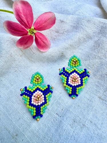 حلق مثلث ورد وسط