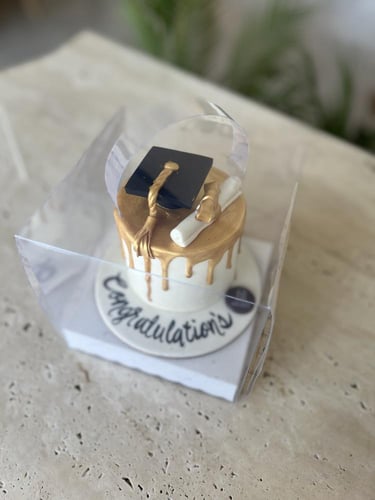 Lunch box cake تخرج