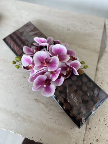 صينية شوكولاته مع ورد صناعي