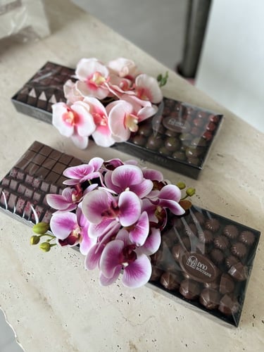صينية شوكولاته مع ورد صناعي