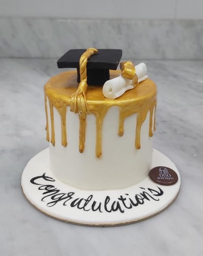 Lunch box cake تخرج