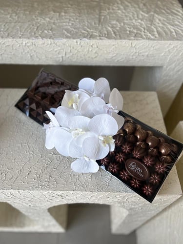 صينية شوكولاته مع ورد صناعي