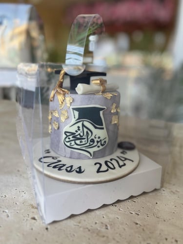 Lunch box cake تخرج