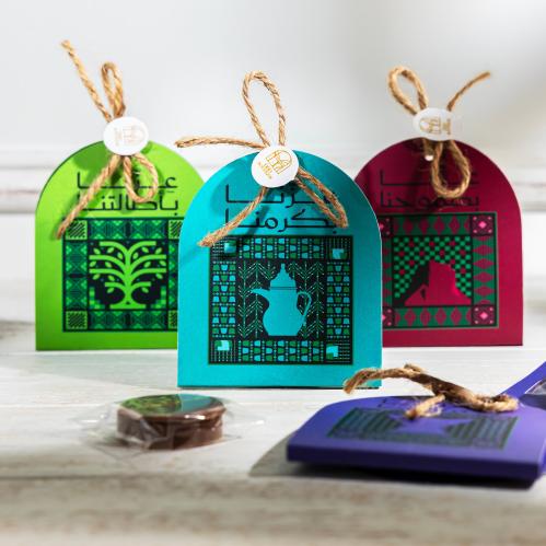 شوكلاته عزنا بطبعنا في كرت مطوي بشعار اليوم الوطني