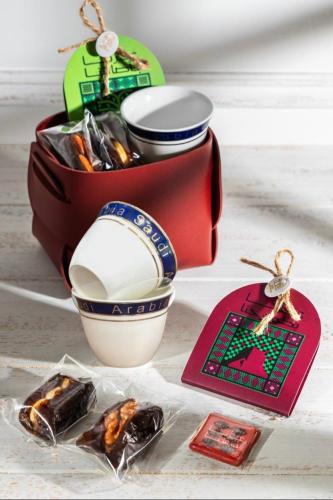 10 هدايا من مجموعة فخر - سلة جلد بملحقات عربية