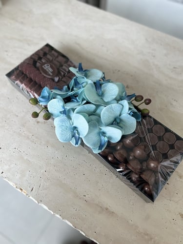 صينية شوكولاته مع ورد صناعي