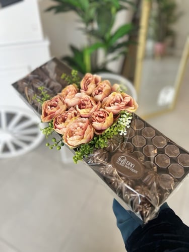 صينية شوكولاته مع ورد صناعي