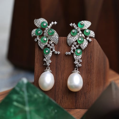 حلق طويل فاخر جدًا بتصميم مميز مرصّع بالزركون درجة...