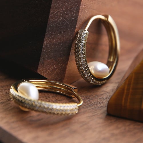 حلق ذهبي مطعّم بالزركون درجة ألماس ومزّين باللؤلؤ