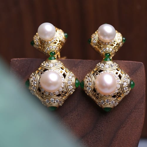 حلق ذهبي بتصميم فنتچ مميز و مرصّع بالزركون بدرجة أ...